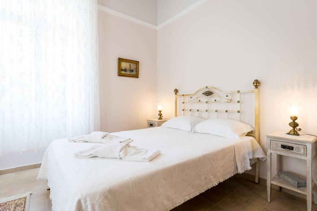 Neoclassical Flat With 2 Bedrooms In Piraeus Exterior photo