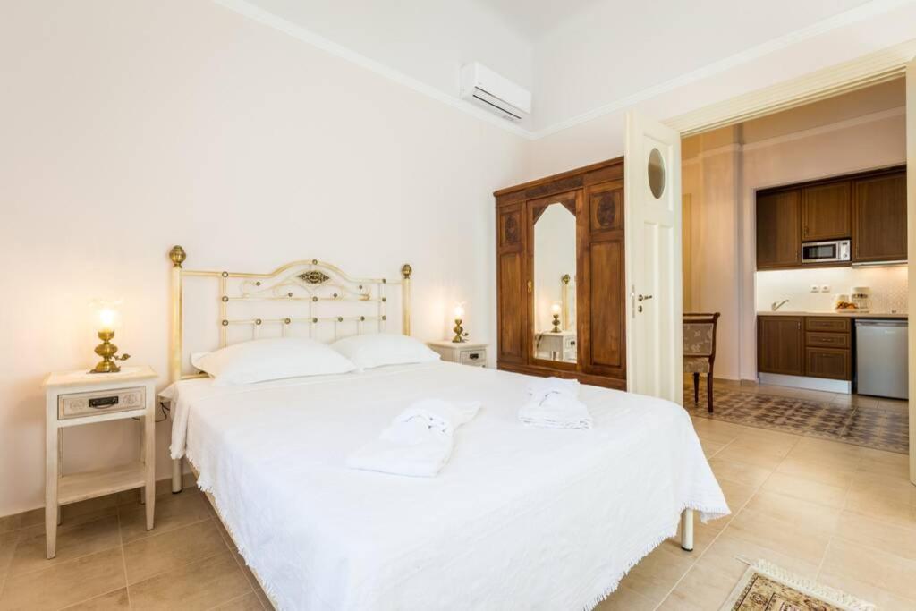 Neoclassical Flat With 2 Bedrooms In Piraeus Exterior photo