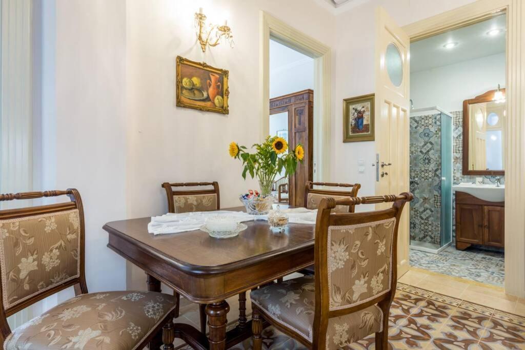 Neoclassical Flat With 2 Bedrooms In Piraeus Exterior photo