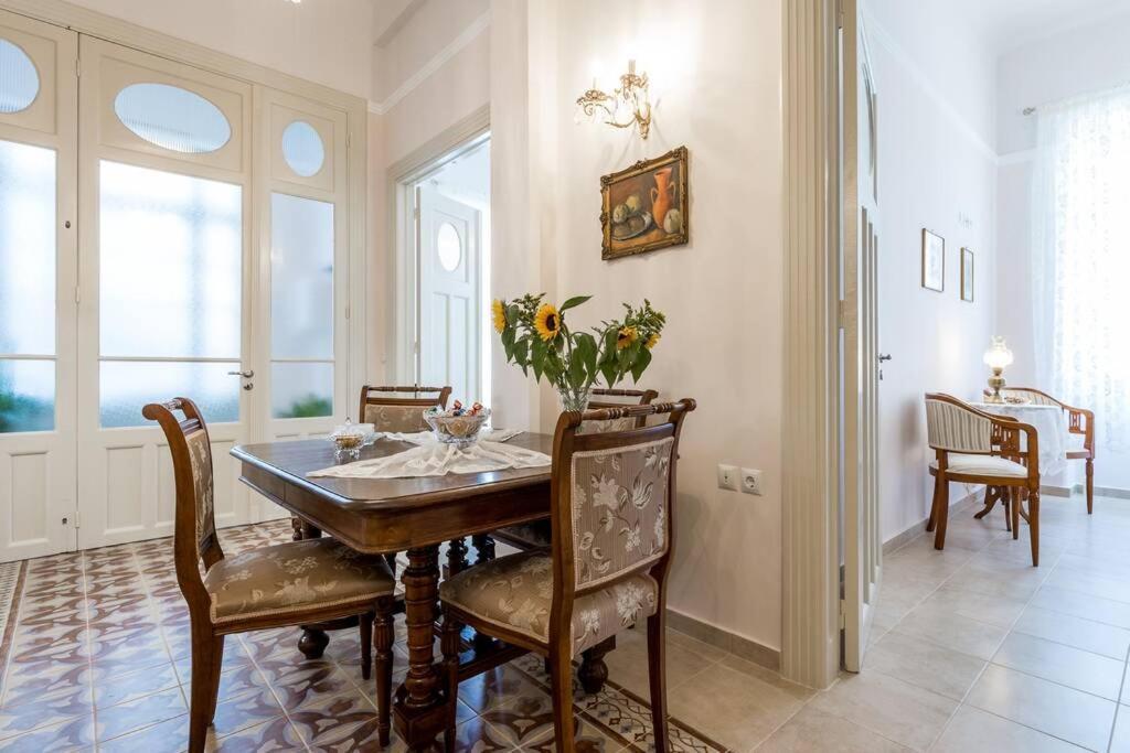 Neoclassical Flat With 2 Bedrooms In Piraeus Exterior photo